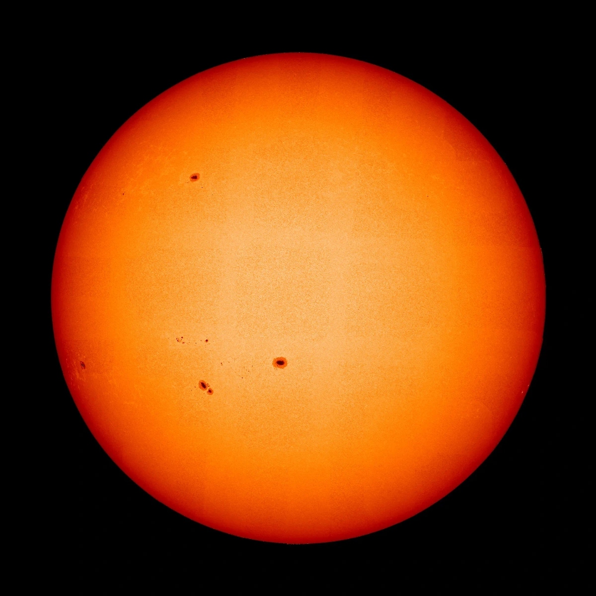 Изображение Солнца под ультрафиолетовым излучением. Обложка © esa.int