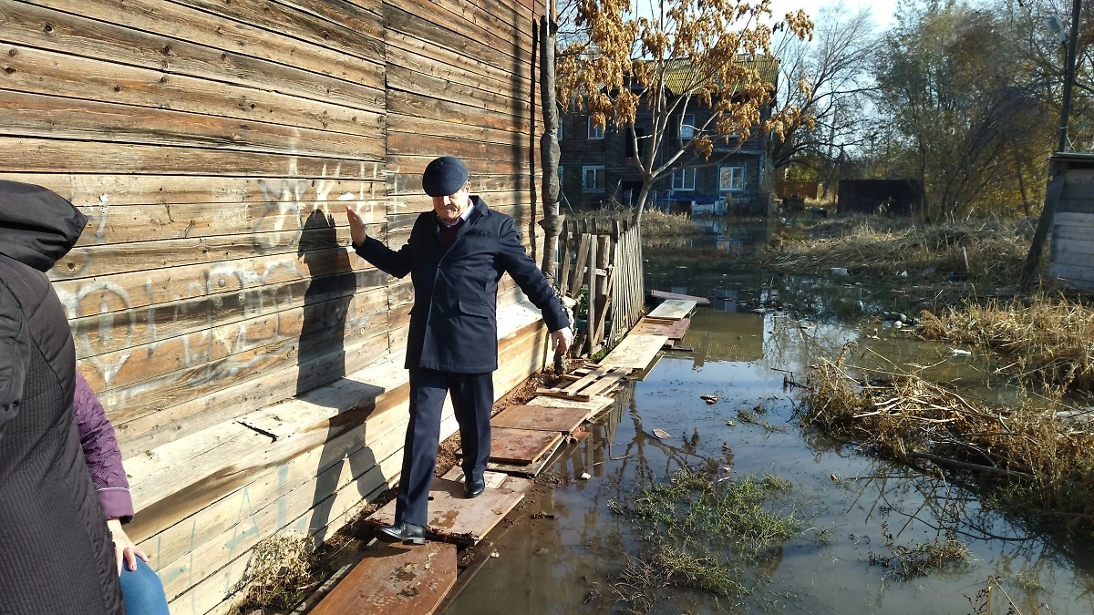 Жители с трудом передвигаются по двору. Обложка © ВКонтакте / Евгений Дунаев