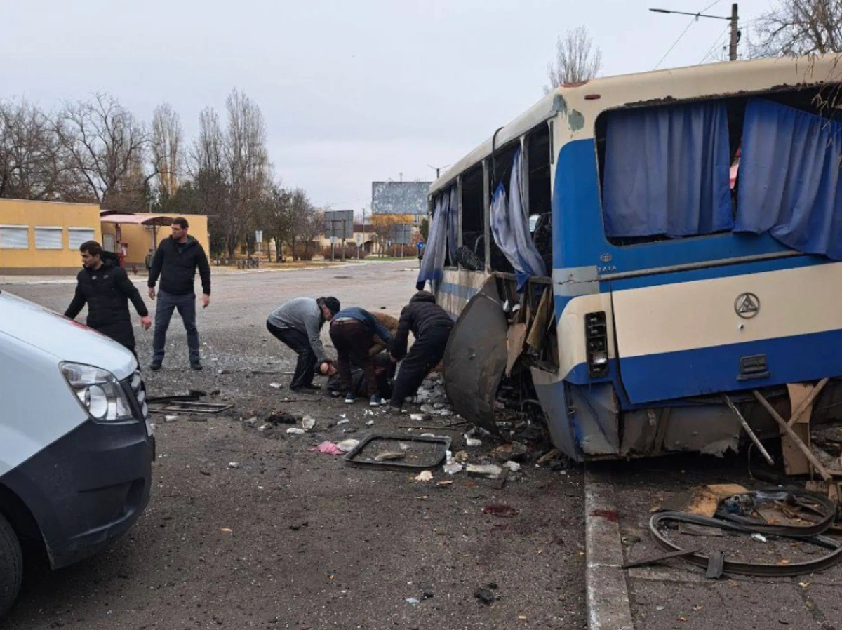 Снаряд ВСУ попал в автобус в Новой Каховке. Обложка © Telegram / Владимир Сальдо