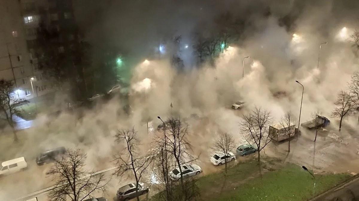 В Санкт-Петербурге прорвало трубу с горячей водой. Обложка © Svetlana_Antropenkova