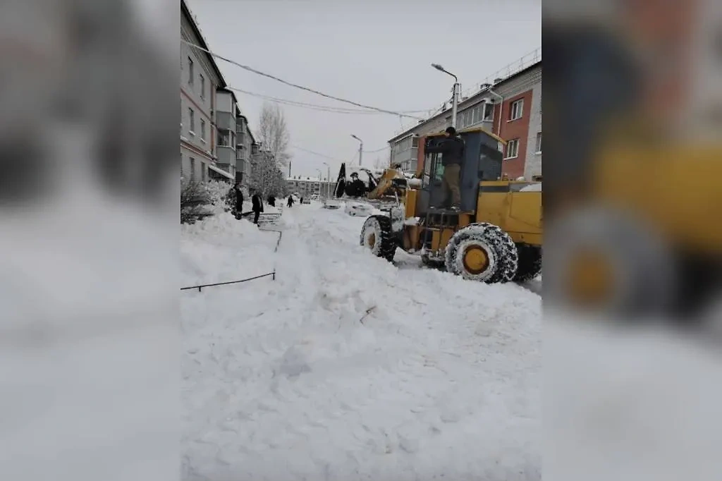 В Благовещенске борются с последствиями «бури столетия». Фото © Telegram / Благовещенск №1