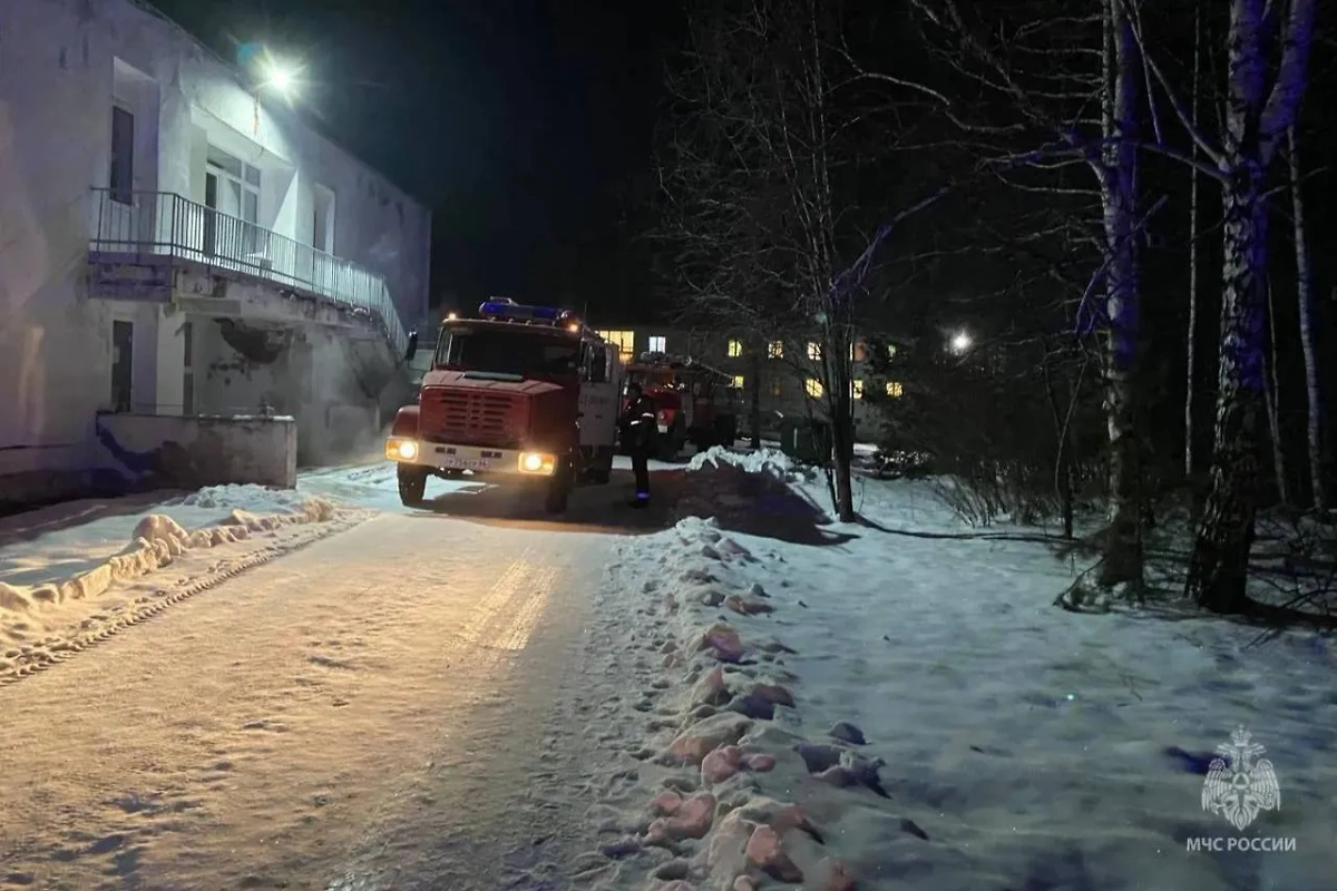 Пожар произошёл в психоневрологическом госпитале для ветеранов войн в Первоуральске. Обложка © Telegram / МЧС Свердловской области