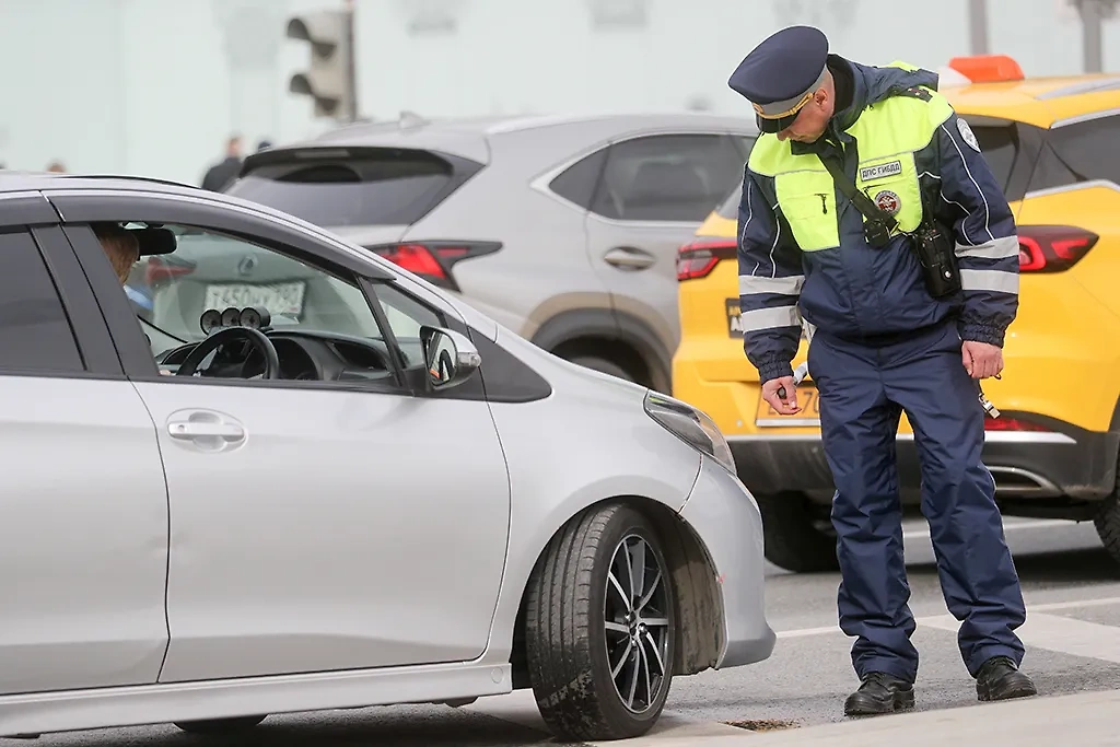 С 1 декабря водителей начнут штрафовать за летнюю резину на 500 рублей. Фото © ТАСС / Алексей Белкин / NEWS.ru