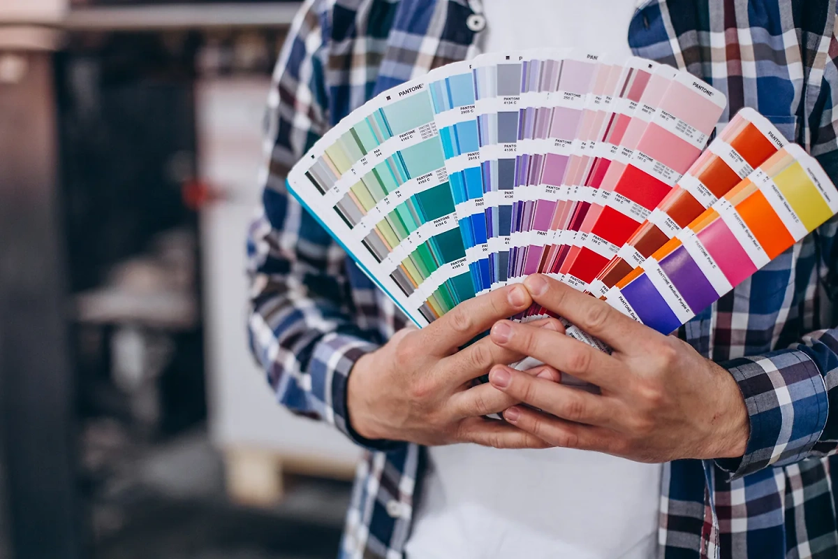 Цветовой справочник от компании Pantone — настольная книга каждого уважающего себя дизайнера. Фото © Freepik / senivpetro