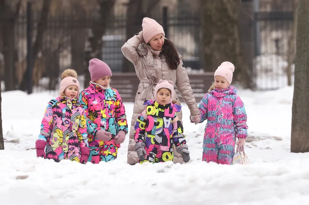 Вырастут выплаты многодетным семьям. Фото © ТАСС / Артём Геодакян