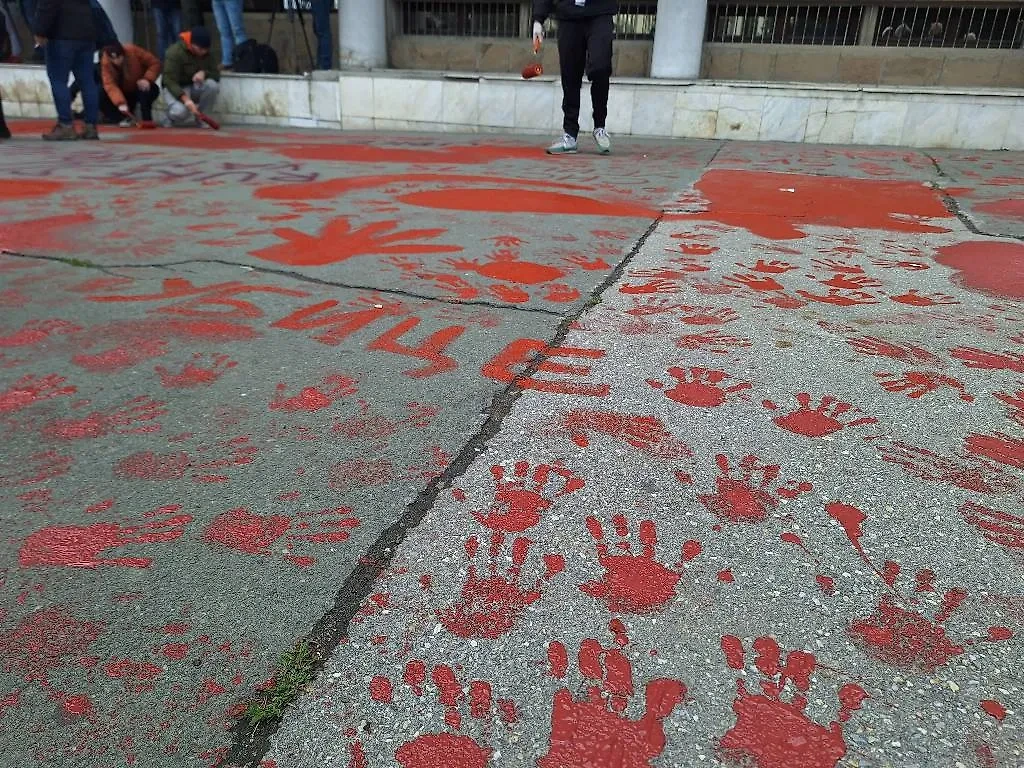 Акция у здания городского собрания в городе Нови-Сад. Обложка © Х / Bora Novaković