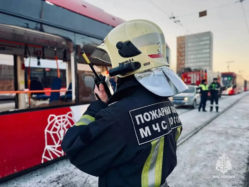 Сотрудник МЧС на месте ДТП с двумя трамваями в Перми. Обложка © Telegram / МЧС России