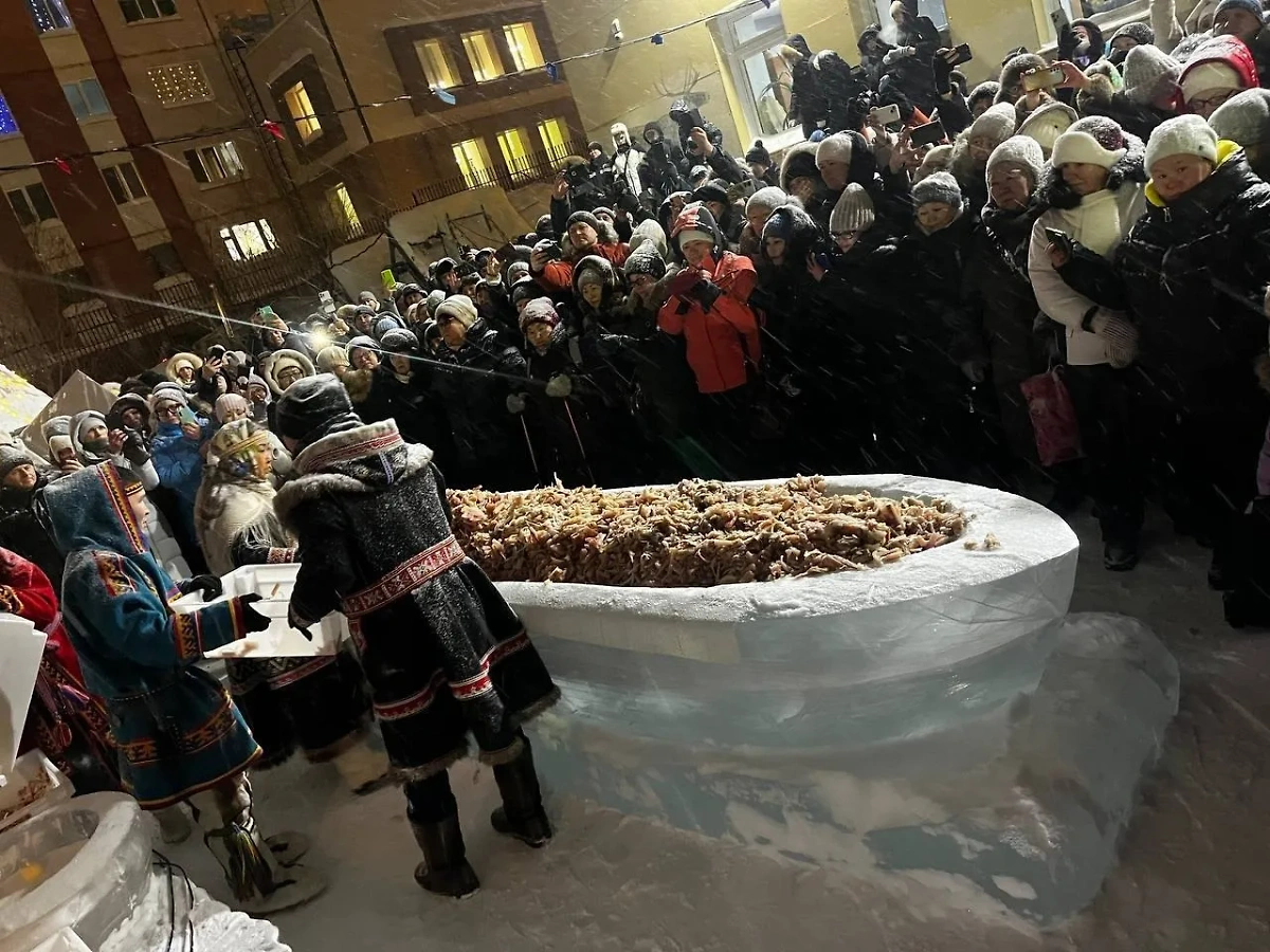 На Таймыре сделали 300-килограммовую закуску из сырой рыбы. Обложка © VK / «Вести-Таймыр»