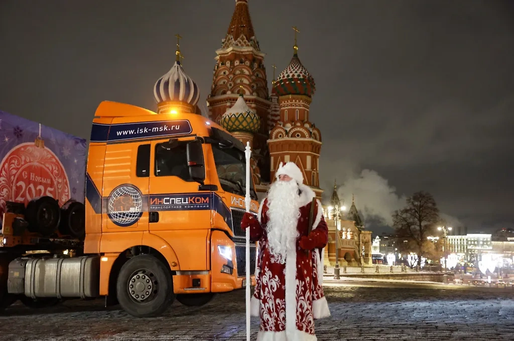 Главную ёлку доставили в центр Москвы. Фото © ТАСС / Михаил Синицын