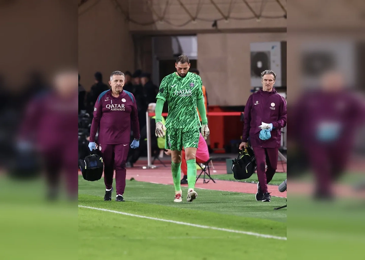 Джанлуиджи Доннарумма покидает поле в игре с «Монако». Обложка © X / Paris Saint-Germain