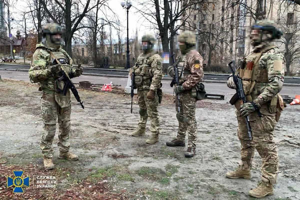 Сотрудники СБУ в Киеве во время обысков. Фото © УНИАН