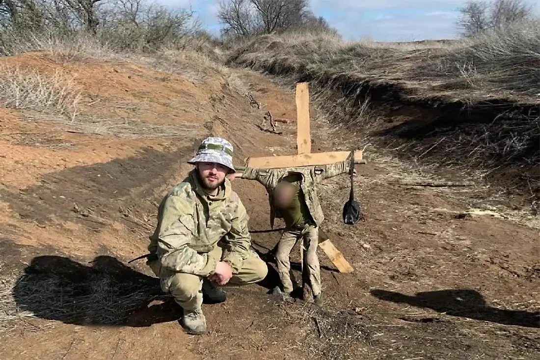 Владислав Пастух — сын заместителя Побережнюка и он же крестник самого командира — позирует на фоне подчинённого. Фото © Українська правда