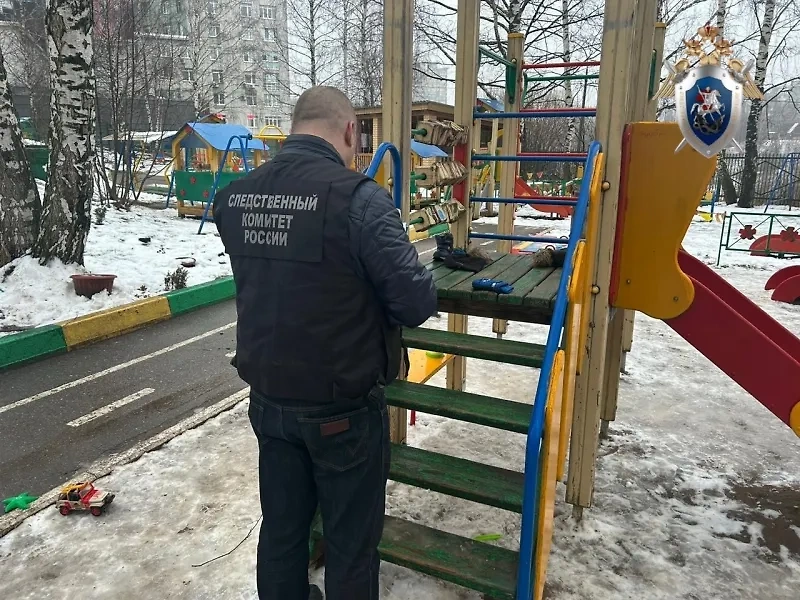 Работа следователей на месте гибели ребёнка в Нижнем Новгороде. Обложка © СУ СКР по Нижегородской области