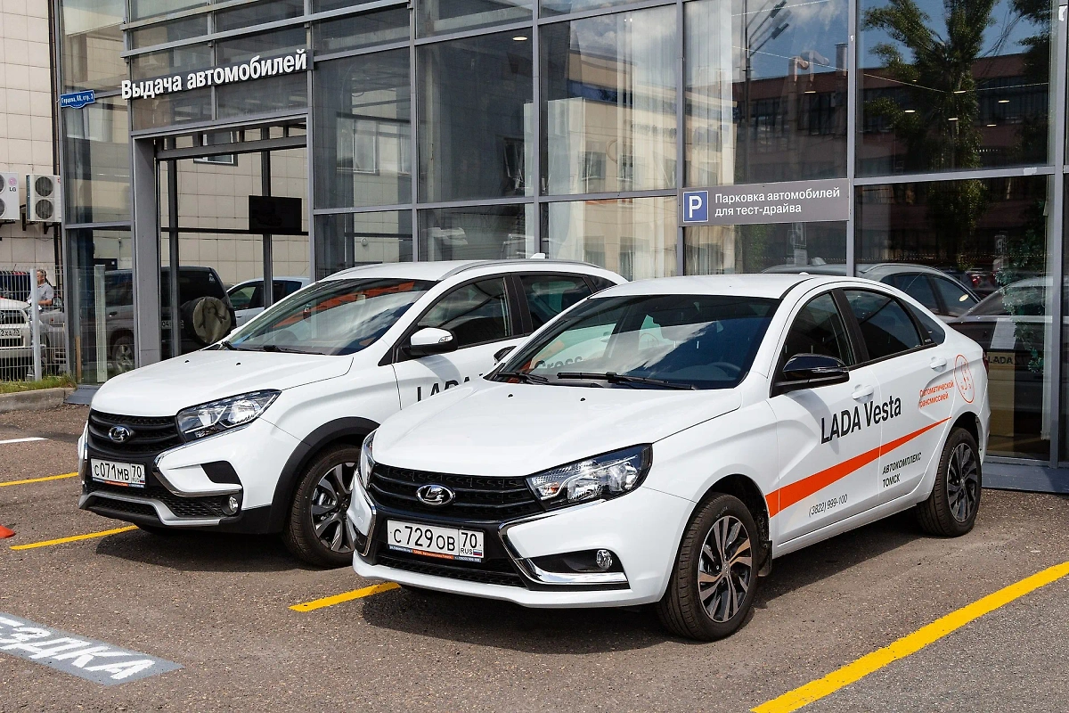 LADA Vesta (справа) и LADA XRAY (слева). Обложка © Wikipedia