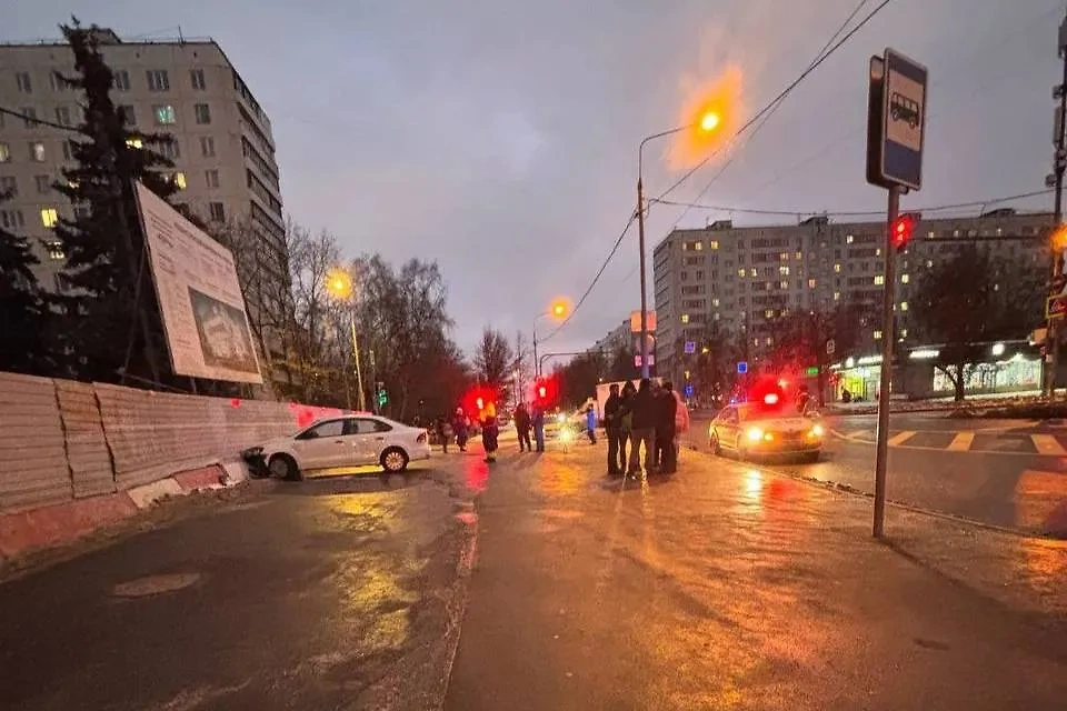 Кадр с места ДТП в Москве, где легковушка сбила пешеходов. Обложка © Telegram / Бирюлёво | Восточное • Западное