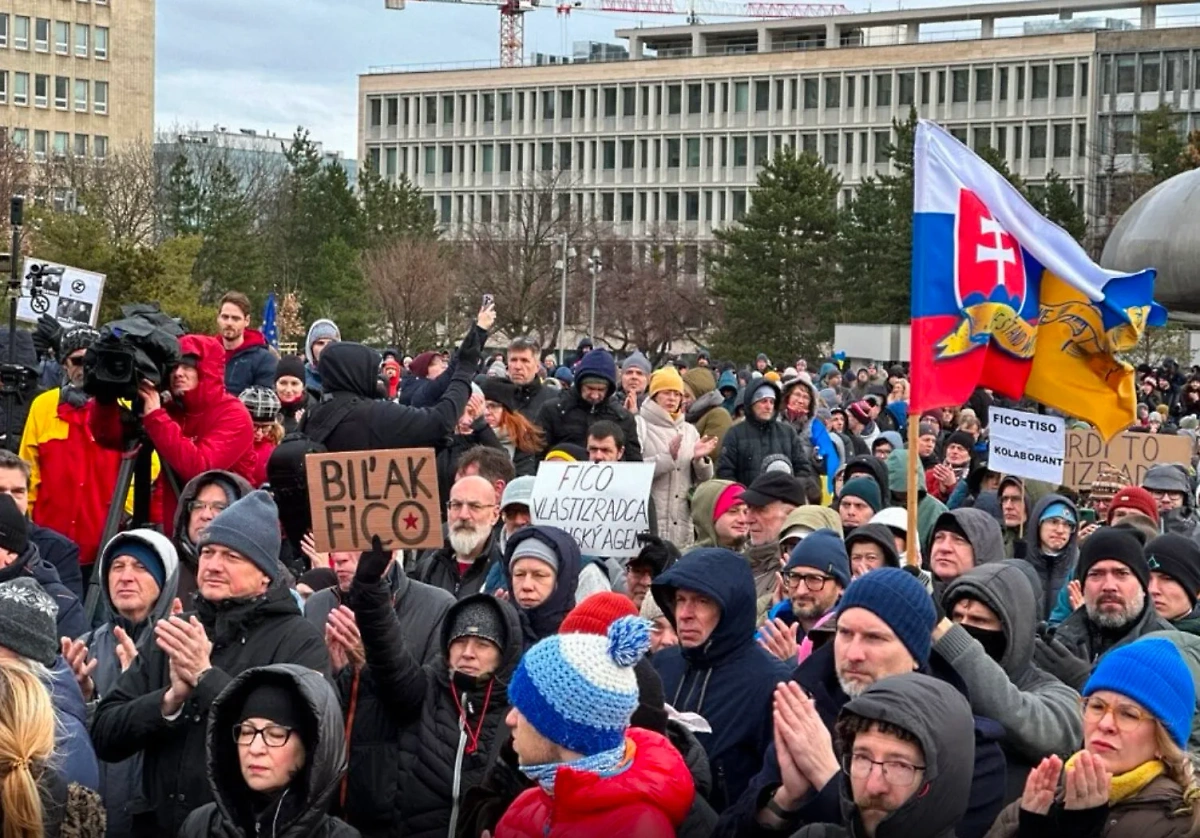 Кадр с акции протеста словацкой оппозиции в Братиславе. Обложка © X / cibula_igor