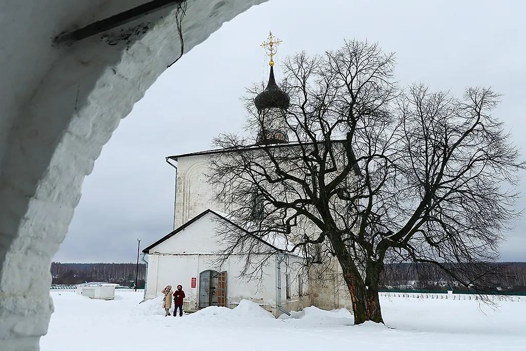 Борисоглебская церковь в селе Кидекша когда-то была частью загородной резиденции Юрия Долгорукого. Сейчас на её территории находится музей. Фото © ТАСС / Владимир Смирнов