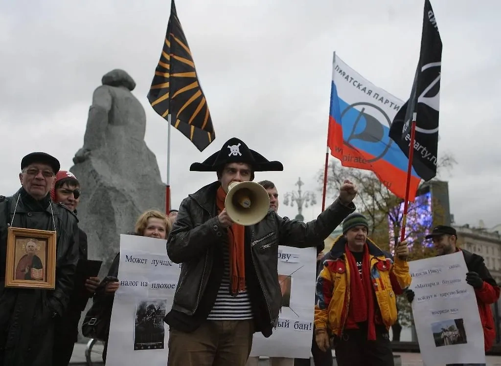 Роман Доброхотов** (в центре) на митинге в 2010 году. Фото © ТАСС / Александра Мудрац