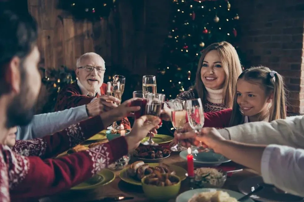 Новогоднее застолье. Обложка © Shutterstock / FOTODOM / Roman Samborskyi