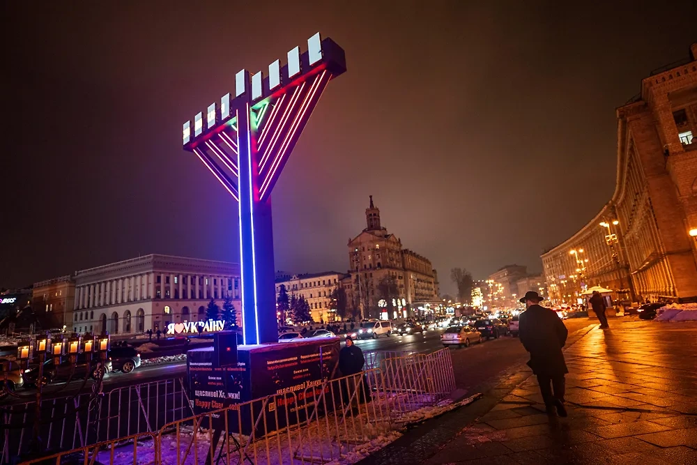 Ханукия на площади Независимости в Киеве. Обложка © ТАСС / АР / Evgeniy Maloletka