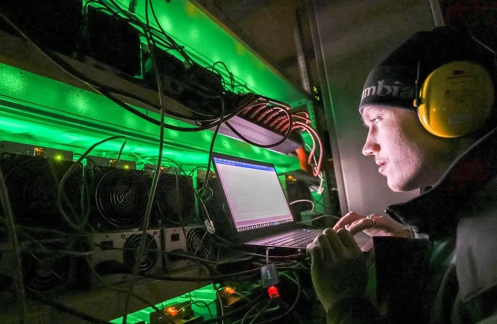 Сервисный инженер Роман Шарапов во время диагностики оборудования. Фото © ТАСС / Александр Рюмин