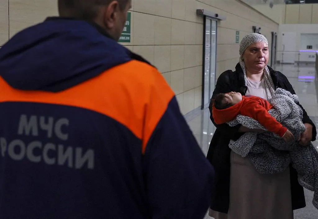 Прибытие эвакуированных из сектора Газа граждан России в аэропорт Домодедово. Фото © EPA / ТАСС 