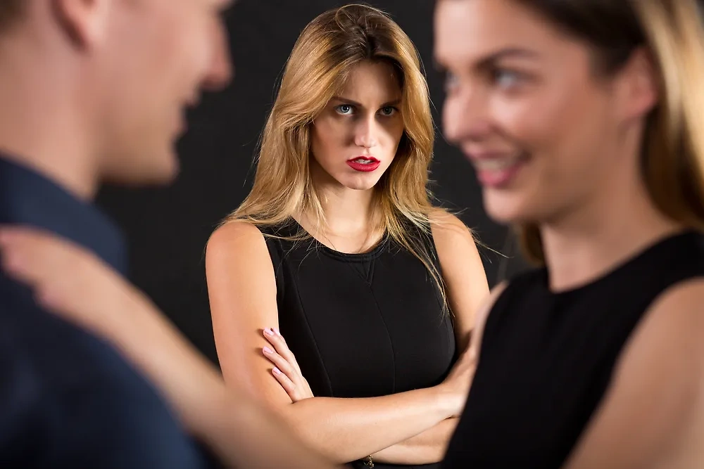 Как определить, что друг стал врагом: 6 примеров токсичных отношений. Фото © Shutterstock