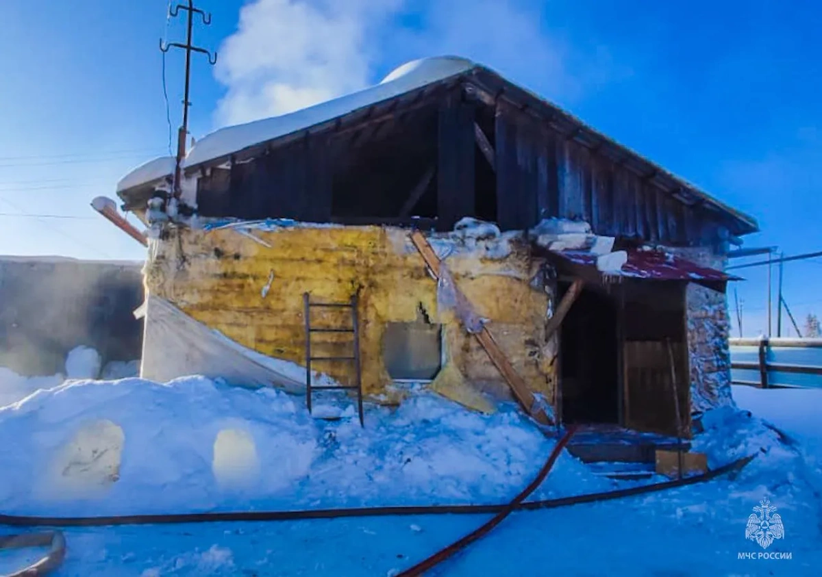 Место смертельного пожара в Якутии. Обложка © Telegram / МЧС Республики Саха (Якутия)