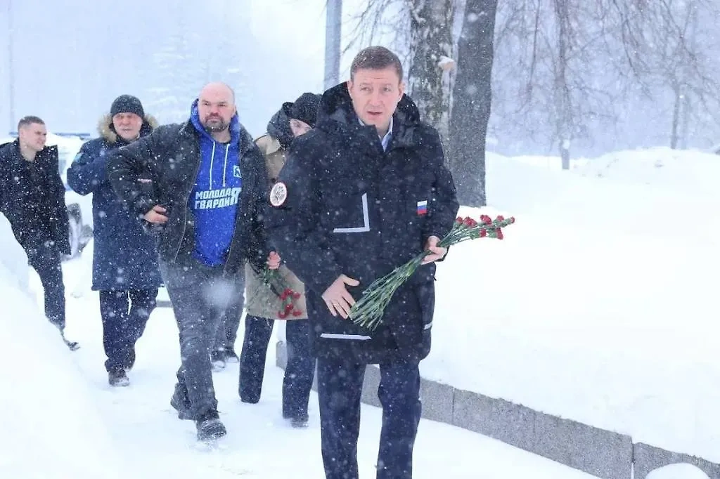 Андрей Турчак возложил цветы к памятнику воинам-интернационалистам в парке Победы в Москве. Обложка © Telegram / Андрей Турчак Z