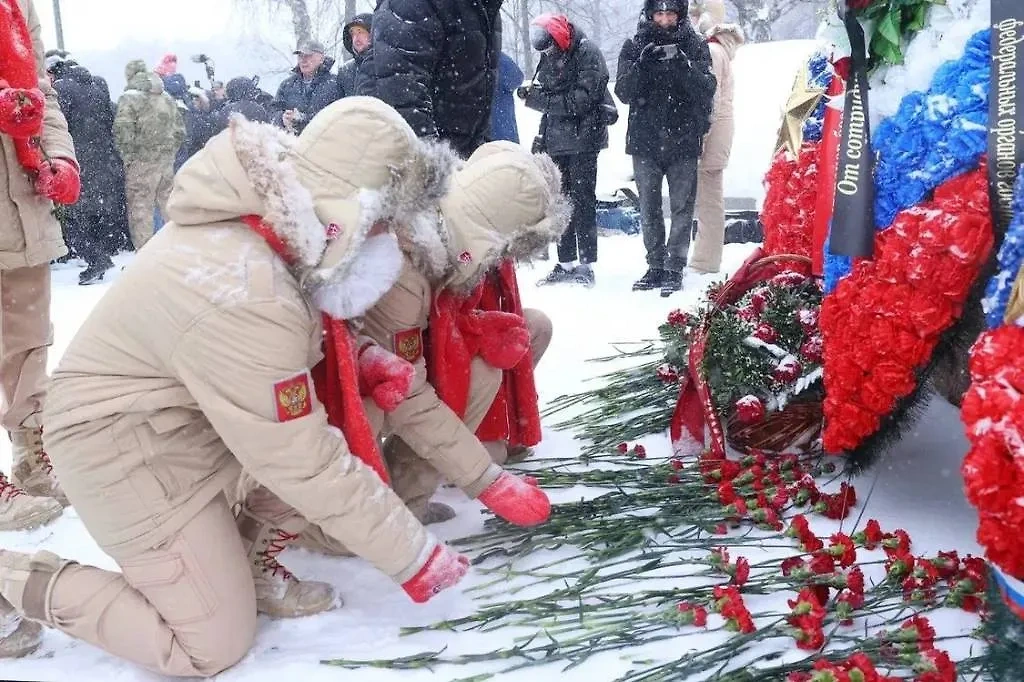 Волонтёры возлагают цветы к памятнику воинам-интернационалистам в парке Победы в Москве. Фото © Telegram / Андрей Турчак Z