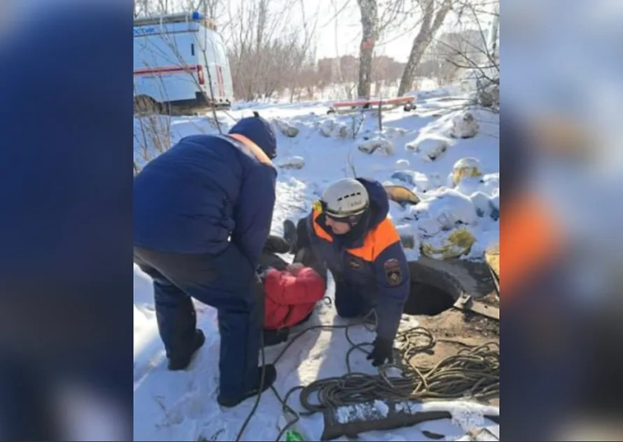 В Бердске спасатели достали мужчину из колодца, где он провёл два дня. Обложка © МЧС России