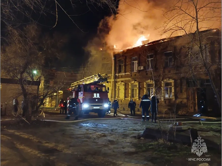 В Астрахани на площади 400 квадратных метров горит жилой дом. Обложка © МЧС России