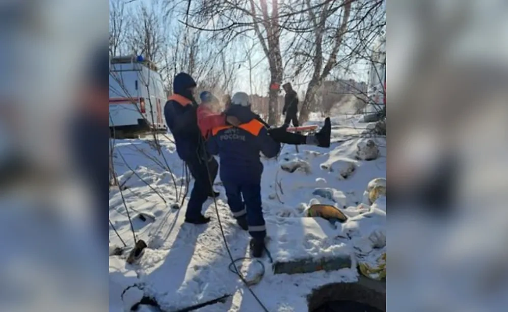 В Бердске спасатели достали мужчину из колодца, где он провёл два дня. Обложка © МЧС России