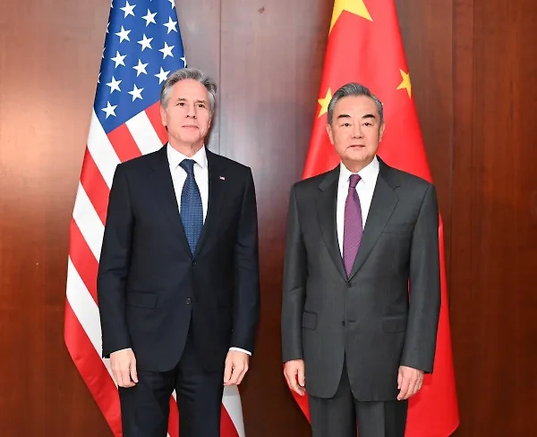 Госсекретарь США Энтони Блинкен и министр иностранных дел КНР Ван И. Обложка © mfa.gov.cn