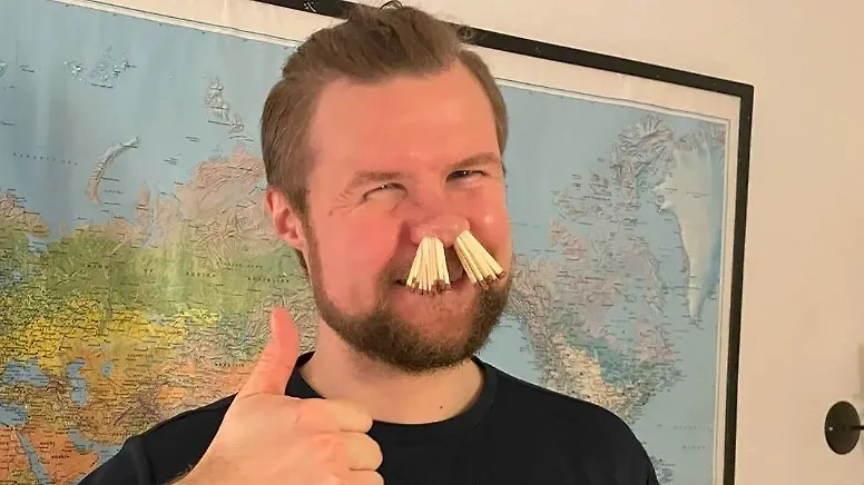 Датчанин с рекордным количеством спичек в ноздрях. Обложка © Guinness World Records