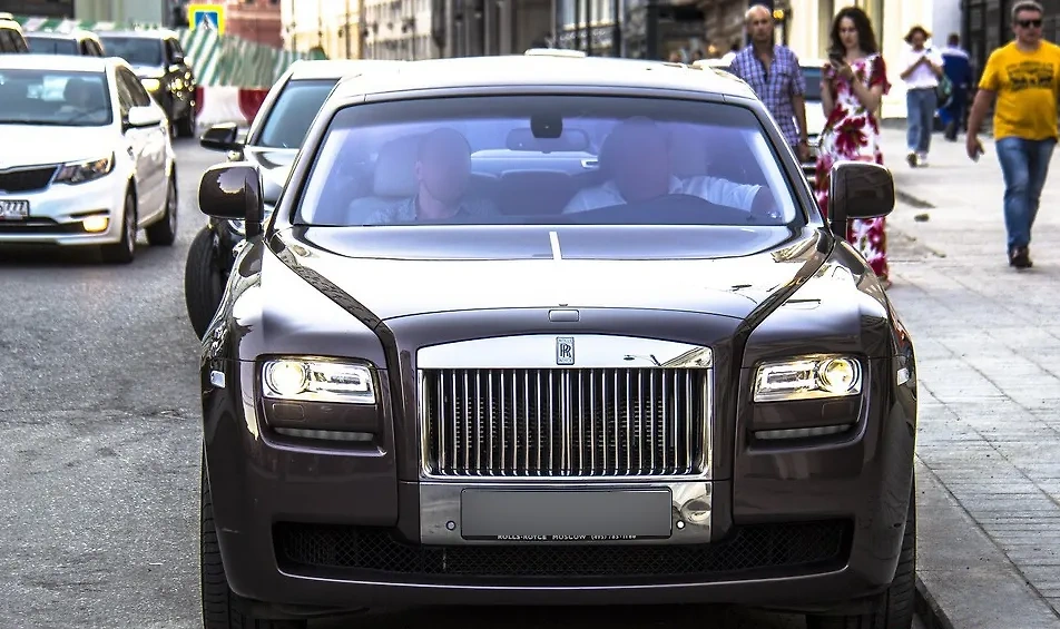 Человек, похожий на супруга Виктории Шеляговой, за рулём Rolls-Royce Ghost. Фото © migalki.net