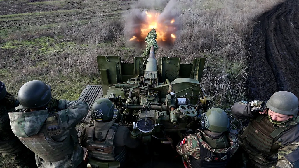 Военнослужащие 1430-го гвардейского мотострелкового полка во время стрельбы из орудия АЗП-57. Обложка © ТАСС / Александр Полегенько