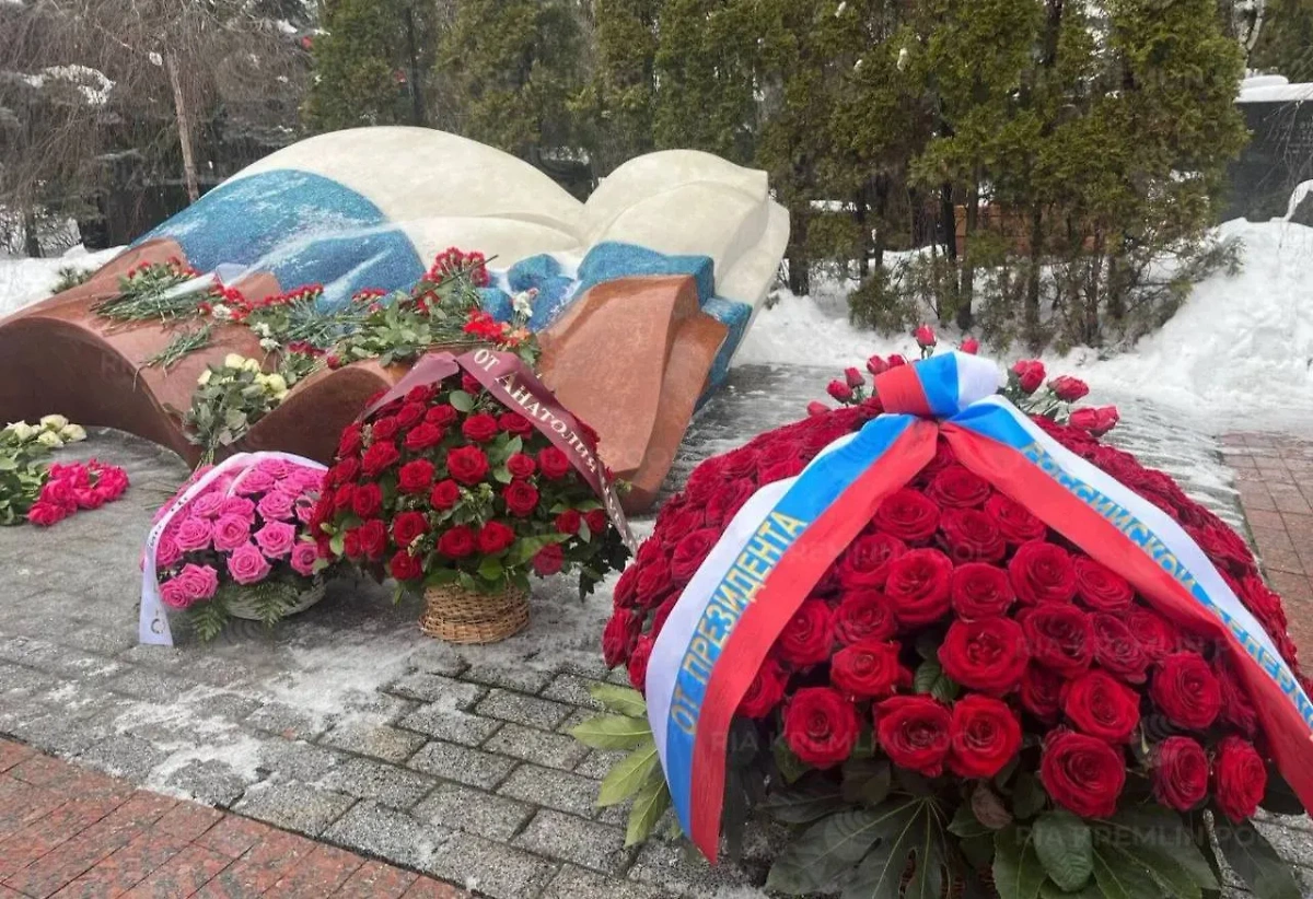 Цветы от Путина и Чубайса на могиле Ельцина в Москве. Обложка © Telegram / RIA_Kremlinpool