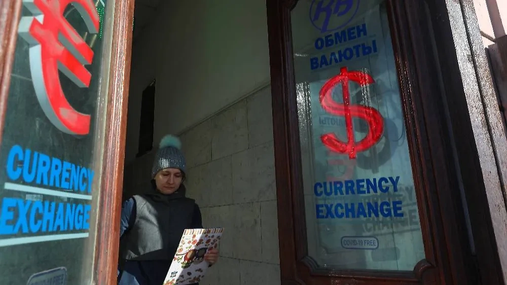 На валютном рынке ждут повышения волатильности курса доллара. Обложка © ТАСС / Роман Пименов