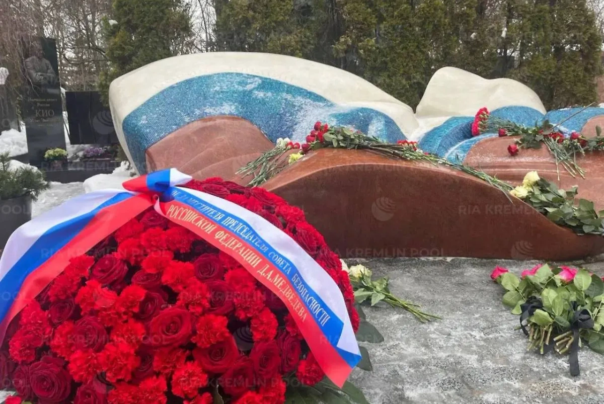 Цветы от Медведева на могиле Ельцина в Москве. Фото © Telegram / RIA_Kremlinpool