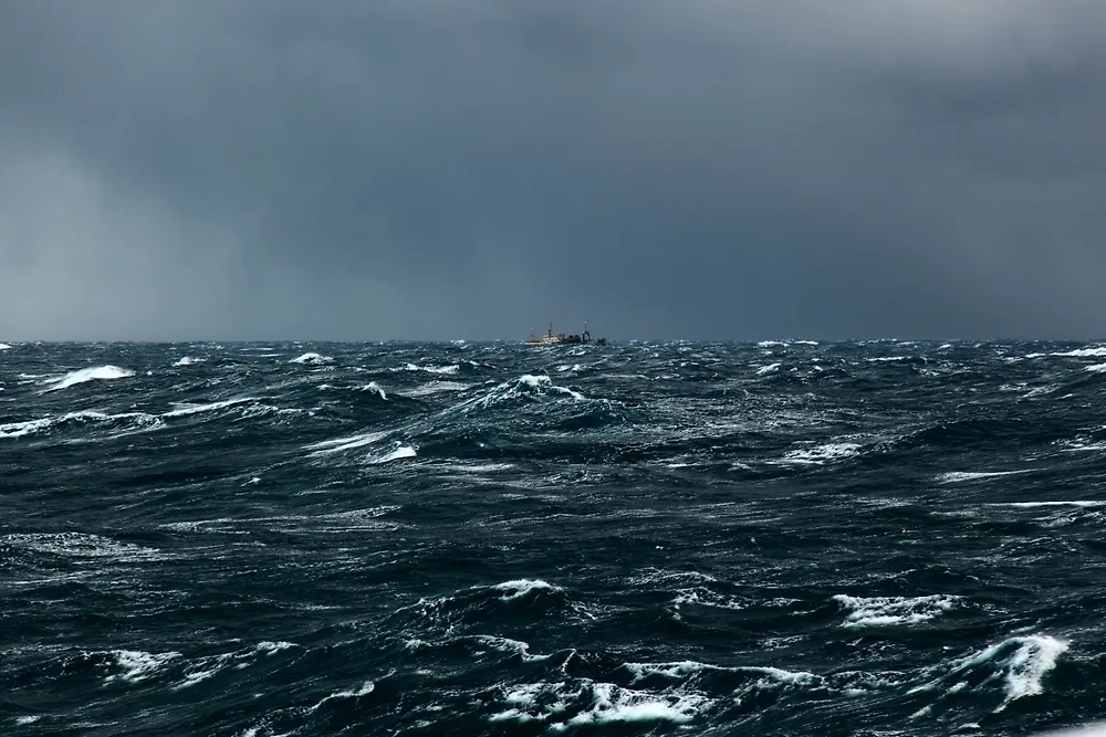 Океан шторм 1. Берингово море шторм. Тихий океан шторм. Волны Тихого океана в шторм. Охотское море шторм.