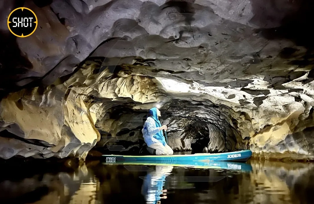 Челябинские туристы показали всю красоту пещеры Сказ с не замерзающей зимой рекой. Обложка © T.me / SHOT