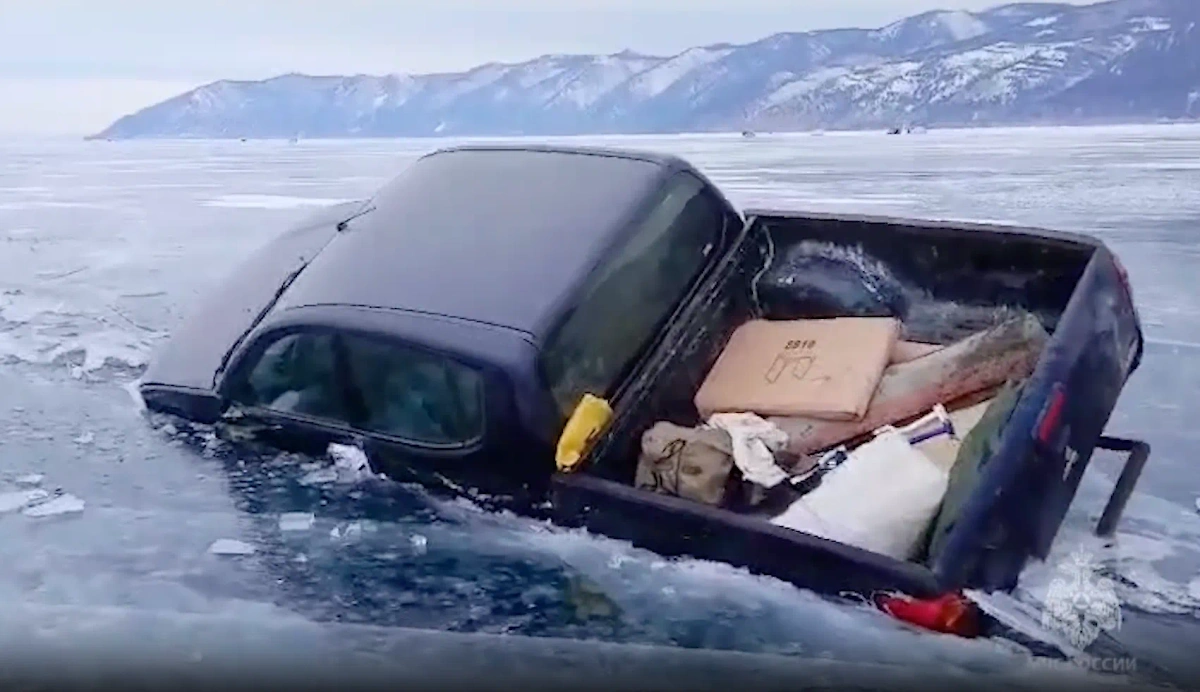 На Байкале два автомобиля колёсами провалились в трещины на льду. Видео © t.me / МЧС Иркутской области