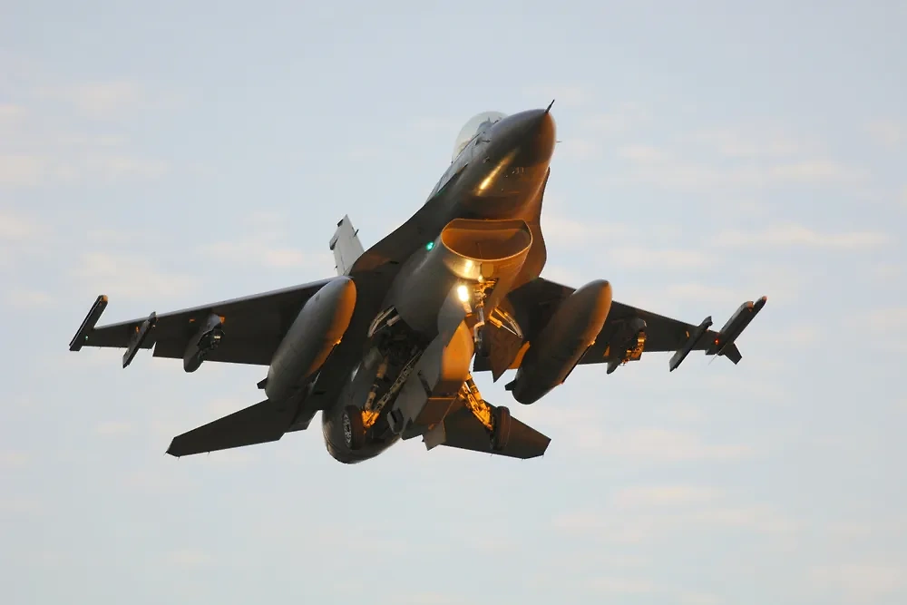 Истребитель F-16. Обложка © Shutterstock / FOTODOM
