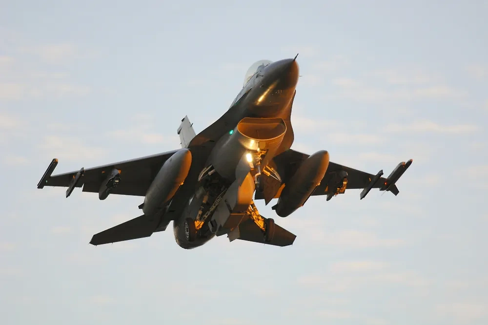 Истребитель F-16. Обложка © Shutterstock / FOTODOM / Sascha Hahn