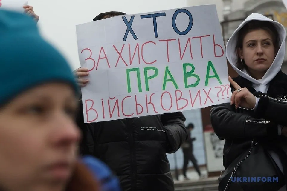 Родные бойцов ВСУ протестуют на майдане. Фото © T.me / Укринформ / Кирилл Чуботин