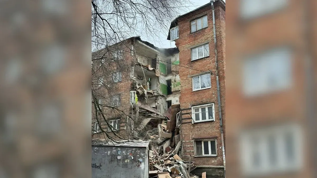 В аварийном доме в Ростове-на-Дону обрушился подъезд. Обложка © T.me / golubev_vu