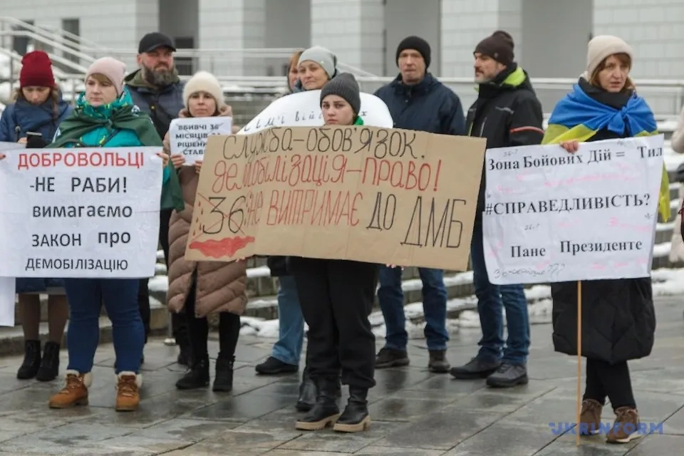 Родные бойцов ВСУ протестуют на майдане. Фото © T.me / Укринформ / Кирилл Чуботин