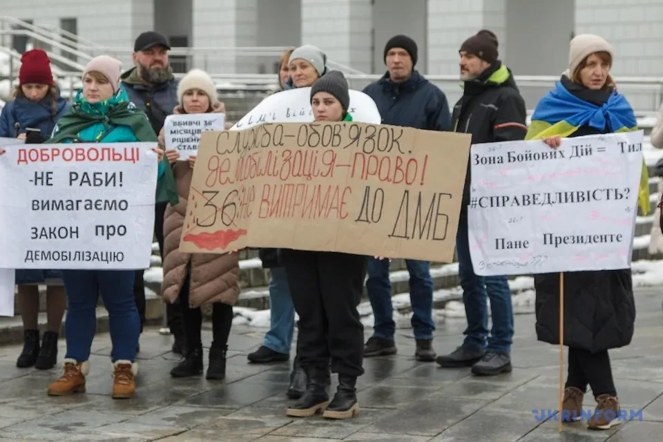 Родные бойцов ВСУ протестуют на Майдане. Фото © t.me / Укринформ / Кирилл Чуботин