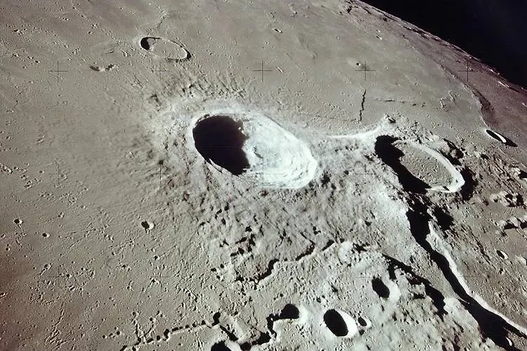 Лунные кратеры Аристарх (в центре) и Геродот (справа) на снимке с борта корабля "Аполлон-15". Фото © Wikipedia / Фото с борта "Аполлона-15"